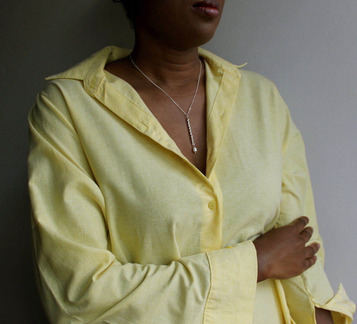 Silver twisted chain with ringed pearl on model